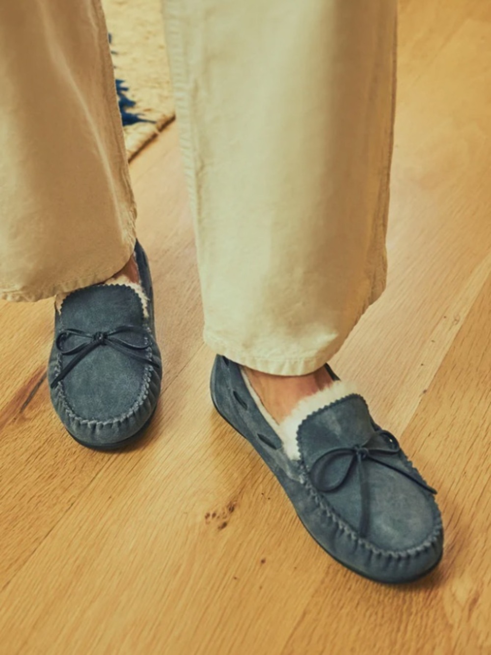 ABEO Amble Bow Women's Gray Suede Moccasin Slippers with Cream Shearling - Picture 4 of 8